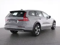 Gebraucht Volvo V60 CC Plus 197 PS (144 kW) 2023 Grau vapour grey / metallic Kombi