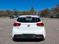 Gebraucht Kia Rio Attract 84 PS (61 kW) 2020 Weiß Limousine