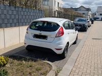 Gebraucht Ford Fiesta Trend 80 PS (58 kW) 2016 Weiß Kleinwagen