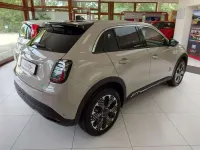 Neu Fiat 600E La Prima 114 kW (156 PS) 2025 Beige SUV