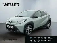 Neu Toyota Aygo 72 PS (52 kW) 2025 Urban khaki (6x3)/ black mica (209) (gruen) Kleinwagen