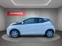 Gebraucht Toyota Aygo X-play 97 PS (71 kW) 2015 Weiß Kleinwagen