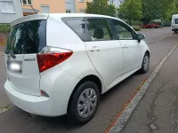 Gebraucht Toyota Verso-S Comfort 99 PS (72 kW) 2013 Weiß Van / Kleinbus
