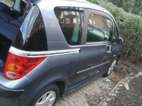 Gebraucht Peugeot 1007 73 PS (53 kW) 2005 Silber Van / Kleinbus
