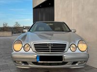 Gebraucht Mercedes E220 143 PS (105 kW) 1999 Silber Limousine