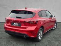 Neu Ford Focus Titanium 125 PS (91 kW) 2025 Fantastic red metallic Limousine