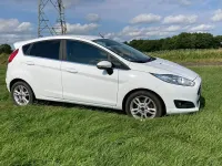 Gebraucht Ford Fiesta Titanium 125 PS (91 kW) 2015 Weiß Kleinwagen