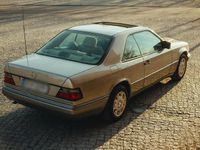 Gebraucht Mercedes E220 150 PS (110 kW) 1995 Gold Coupé