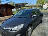 Używany Opel Astra Edition 101 KM (74 kW) 2013 Srebrny Sedan/Limuzyna