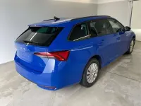 Neu Skoda Octavia Essence 150 PS (110 kW) 2025 [8x8x] race blue metallic Kombi