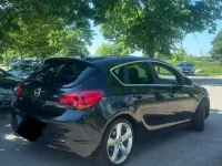 Gebraucht Opel Astra Edition 140 PS (102 kW) 2013 Schwarz Kleinwagen