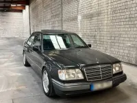 Używany Mercedes E420 278 KM (204 kW) 1994 Czarny Sedan/Limuzyna