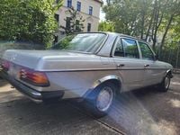 Gebraucht Mercedes 230 139 PS (102 kW) 1981 Silber Limousine