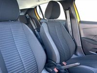 Gebraucht Peugeot 208 Active 101 PS (74 kW) 2023 Gelb / farogelb / metallic Kleinwagen