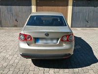 Second-hand VW Jetta 2006 Auriu Berlinǎ