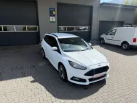 Używany Ford Focus ST 185 KM (136 kW) 2018 Biały Sedan/Limuzyna