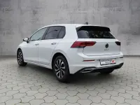 Gebraucht VW Golf VIII Active 131 PS (96 kW) 2021 Oryxweiß perlmutteffekt Limousine