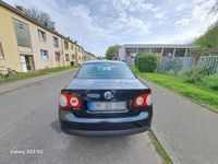Second-hand VW Jetta 102 CP (75 kW) 2005 Negru Berlinǎ