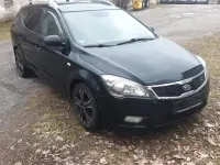 Usado Kia Ceed 90 CV (66 kW) 2011 Negro Utilitario