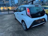 Gebraucht Toyota Aygo 69 PS (50 kW) 2017 Weiß Kleinwagen