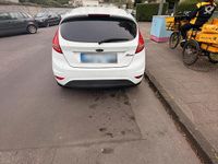 Gebraucht Ford Fiesta 60 PS (44 kW) 2011 Weiß Kleinwagen
