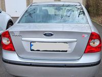 Gebraucht Ford Focus Ghia 101 PS (74 kW) 2006 Silber Limousine