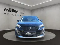 Gebraucht Peugeot e-2008 Active 100 kW (136 PS) 2022 Perla nera schwarz SUV