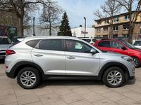 Gebraucht Hyundai Tucson Intro Edition 177 PS (130 kW) 2016 Platinum silver / mic SUV