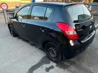 Gebraucht Hyundai i20 77 PS (56 kW) 2011 Schwarz Kleinwagen