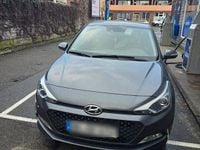 Gebraucht Hyundai i20 Trend 101 PS (74 kW) 2018 Grau Kleinwagen