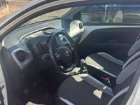 Gebraucht Toyota Aygo X-play 69 PS (50 kW) 2015 Weiß Kleinwagen