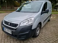 Gebraucht Peugeot Partner 99 PS (72 kW) 2018 Silber Van / Kleinbus