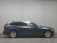 Gebraucht Volvo V60 Momentum 197 PS (144 kW) 2022 Denim blue metallic Kombi