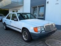 Gebraucht Mercedes E230 136 PS (100 kW) 1986 Weiß Limousine