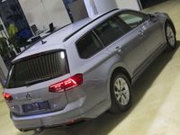 Gebraucht VW Passat 150 PS (110 kW) 2023 Moonstone gray Kombi