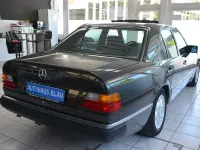 Gebraucht Mercedes E230 132 PS (97 kW) 1990 Schwarz Limousine