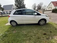Gebraucht Toyota Yaris 69 PS (50 kW) 2013 Weiß Kleinwagen