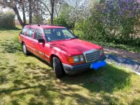 Używany Mercedes E230 136 KM (100 kW) 1987 Czerwony Kombi