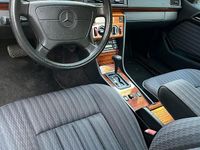 Gebraucht Mercedes 220 150 PS (110 kW) 1993 Silber Coupé