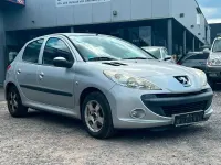Gebraucht Peugeot 206+ Basis 68 PS (50 kW) 2011 Grau Kleinwagen