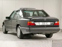 Używany Mercedes E220 150 KM (110 kW) 1993 Czarny Sedan/Limuzyna