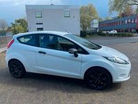 Gebraucht Ford Fiesta 82 PS (60 kW) 2012 Weiß Kleinwagen