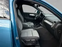 Używany Volvo XC40 Core 163 KM (119 kW) 2024 Niebieski SUV