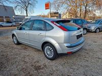 Gebraucht Ford Focus Ghia 101 PS (74 kW) 2006 Silber Limousine