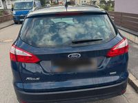 Usado Ford Focus Ambiente 101 CV (74 kW) 2014 Azul Familiar