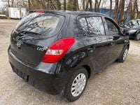 Gebraucht Hyundai i20 77 PS (56 kW) 2012 Schwarz Kleinwagen