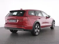 Gebraucht Volvo V60 CC Plus 197 PS (144 kW) 2024 Rot fusion red / metallic Kombi