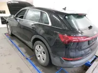 Second-hand Audi e-tron 300 kW (408 CP) 2023 Negru SUV