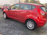 Gebraucht Ford Fiesta Trend 75 PS (55 kW) 2016 Rot Limousine