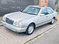Gebraucht Mercedes E220 95 PS (69 kW) 1997 Silber Limousine